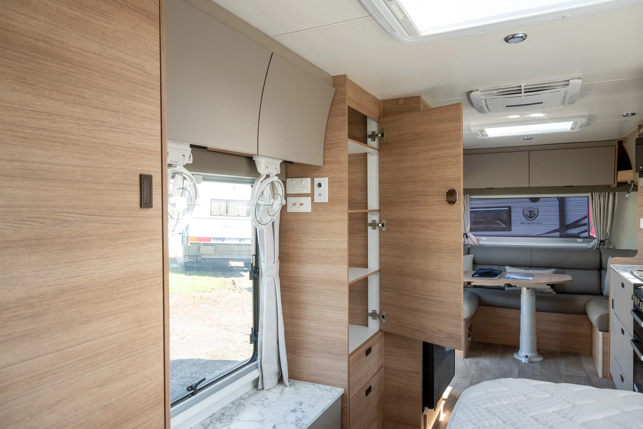 2024 Jayco Silverline 21'6" - Image 18