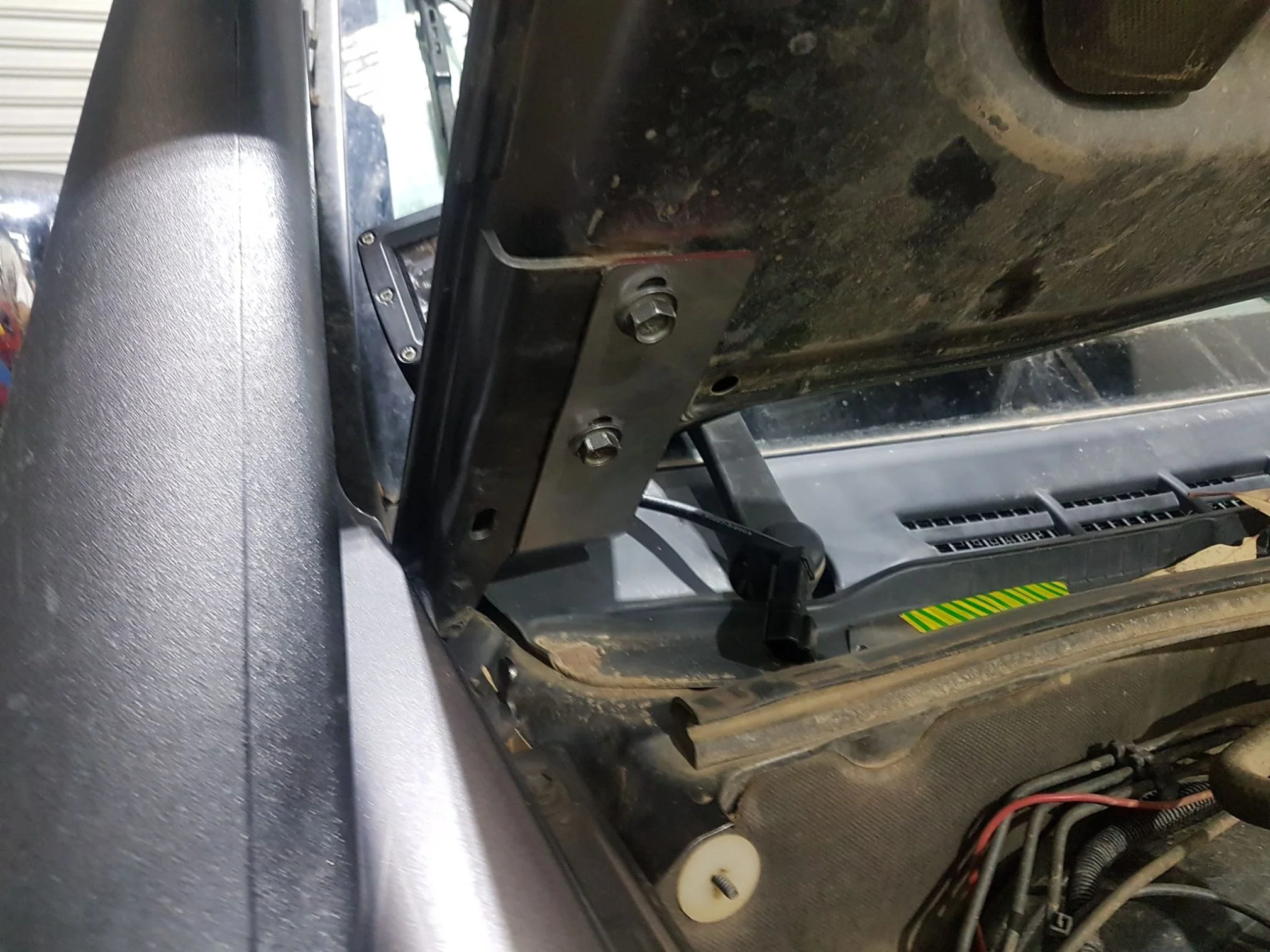 Holden RC Colorado Bonnet Aerial/Light Bracket - Image 3